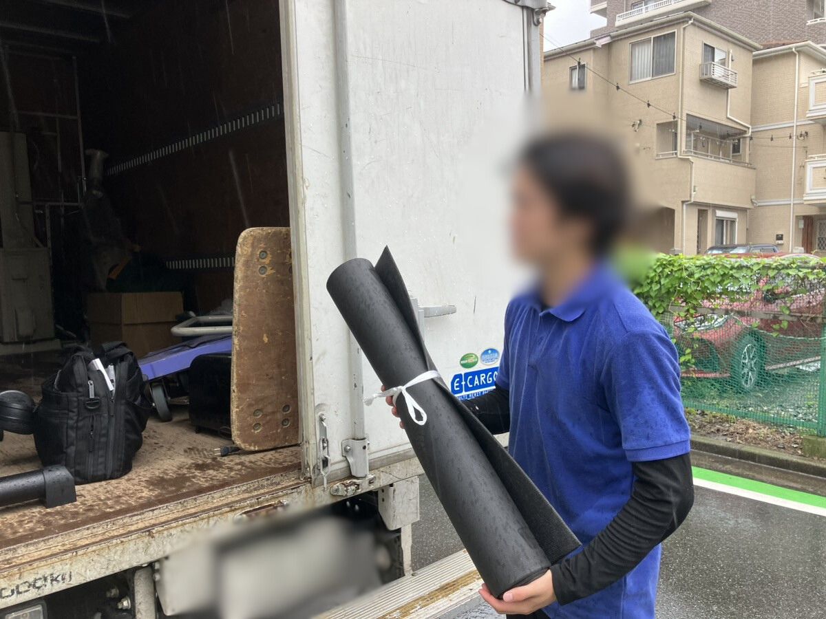 「2LDKの一戸建てからヨガマットを回収させていただきました」作業写真