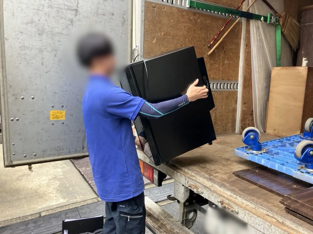 「3LDKの一戸建てから冷蔵庫を回収させていただきました」作業写真
