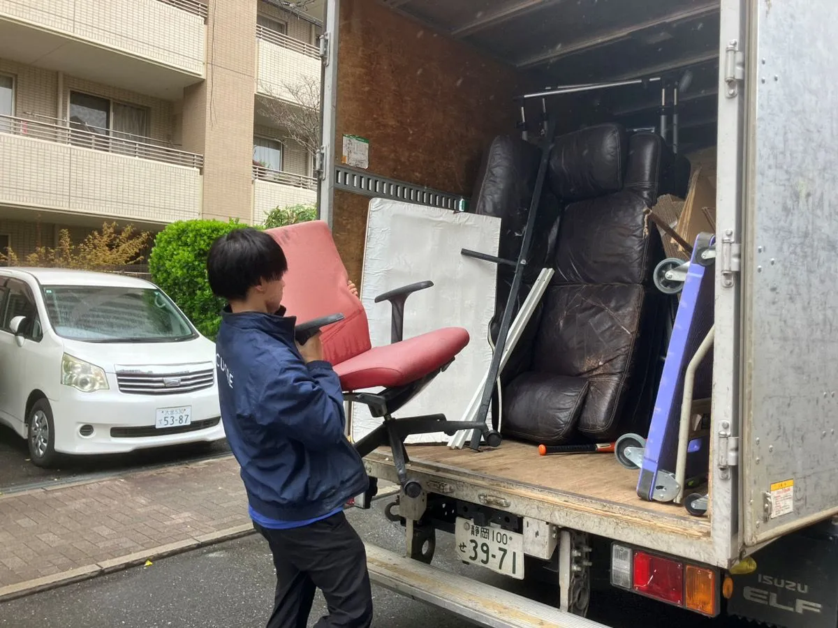 「1LDKのマンションから椅子を回収させていただきました」作業写真