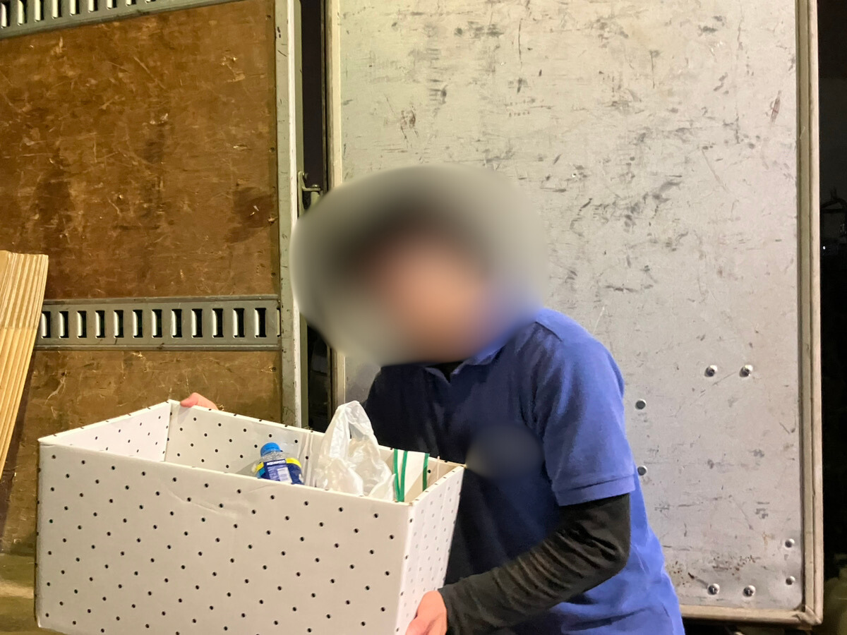 「マンションから壊れてしまったスピーカーなどを回収しました」作業写真