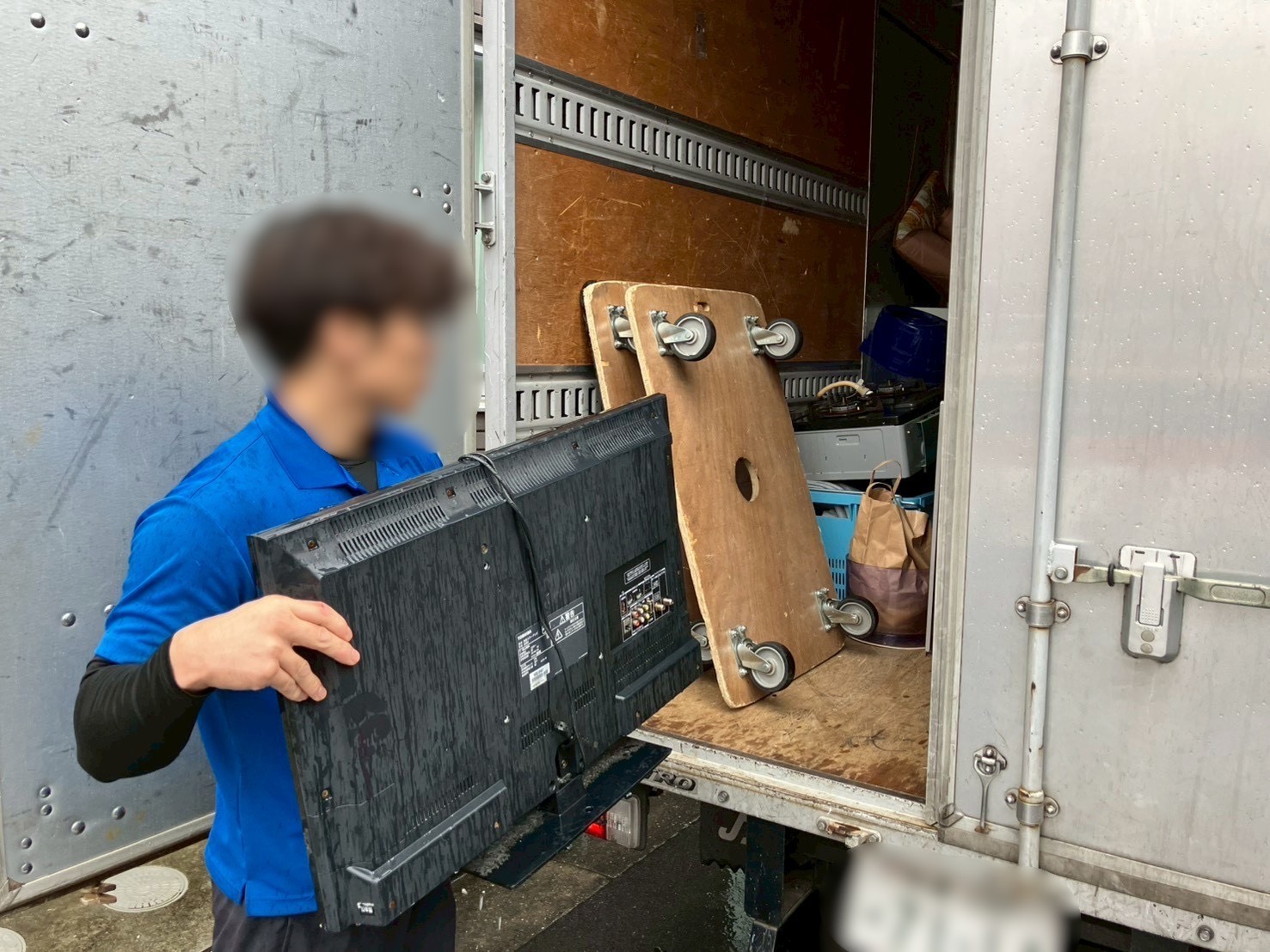 「1Kのマンションのお部屋からテレビ2台を回収しました」作業写真