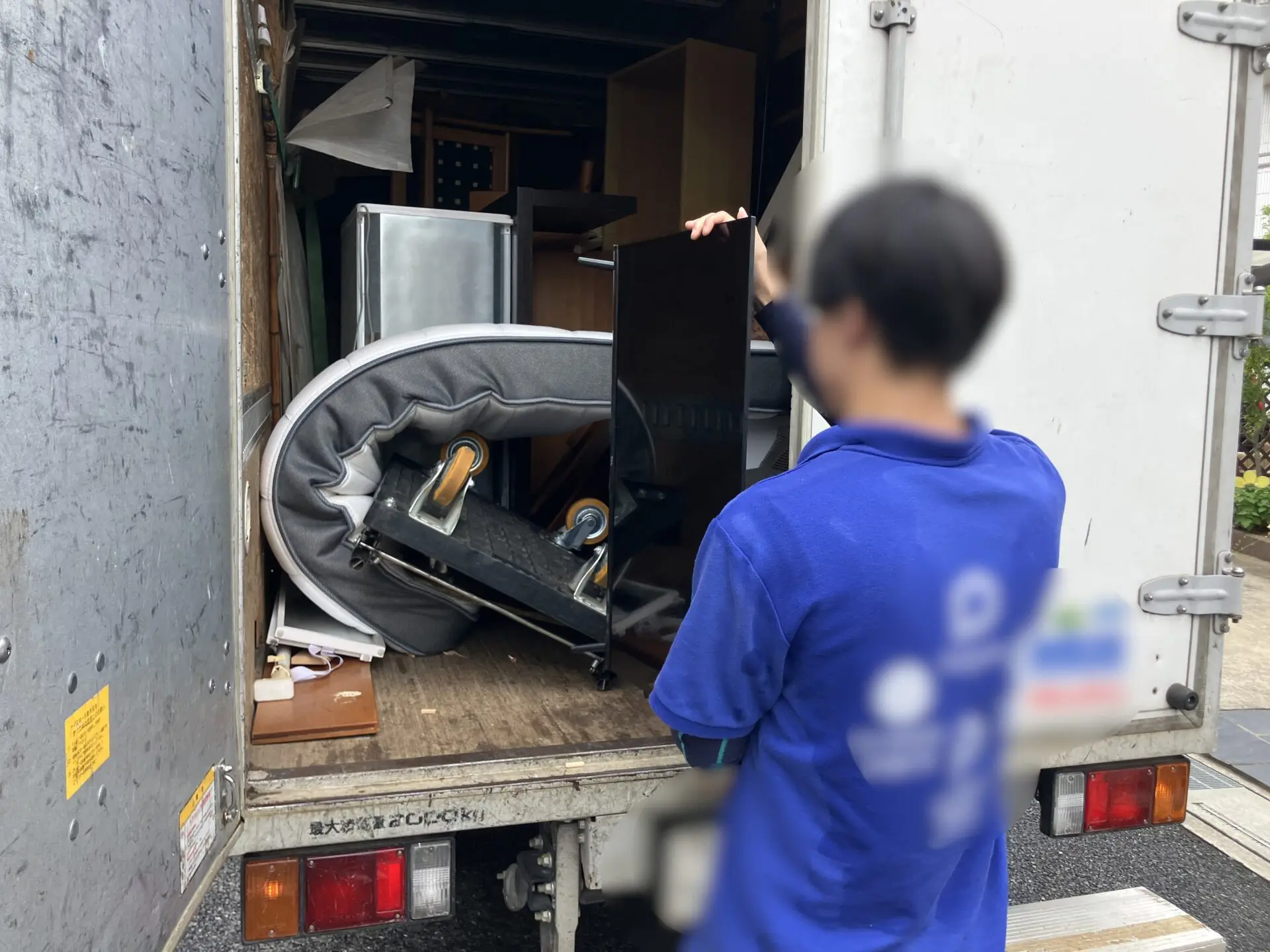 ガラス棚(引き取り決定
) ガラス戸がついた重たい食器棚の回収｜埼玉の不用品回収・粗大ゴミ処分