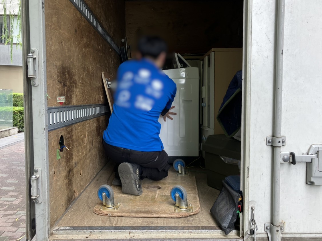 「1DKのアパートのお部屋から洗濯機を回収しました」作業写真
