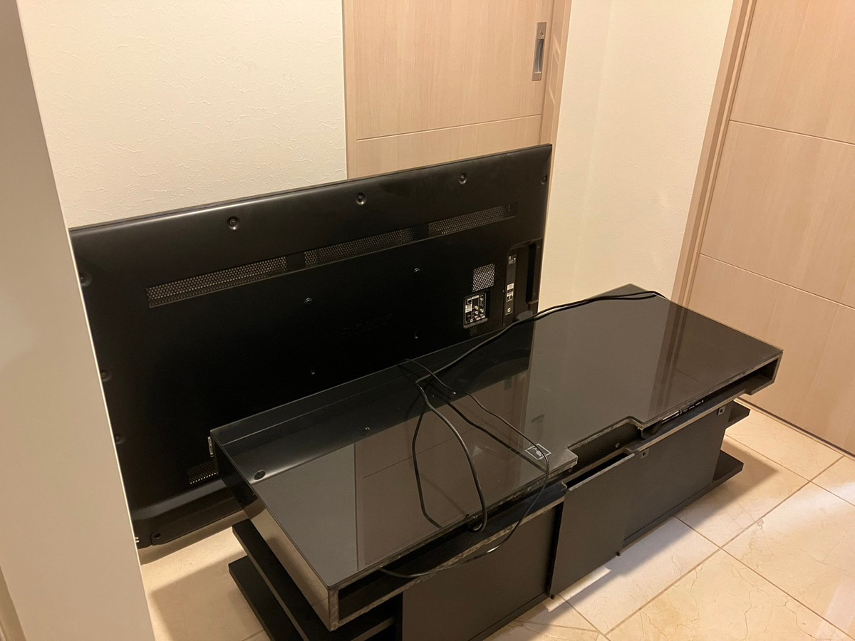 「処分に困る大型テレビとテレビボードをまとめて回収しました」作業写真