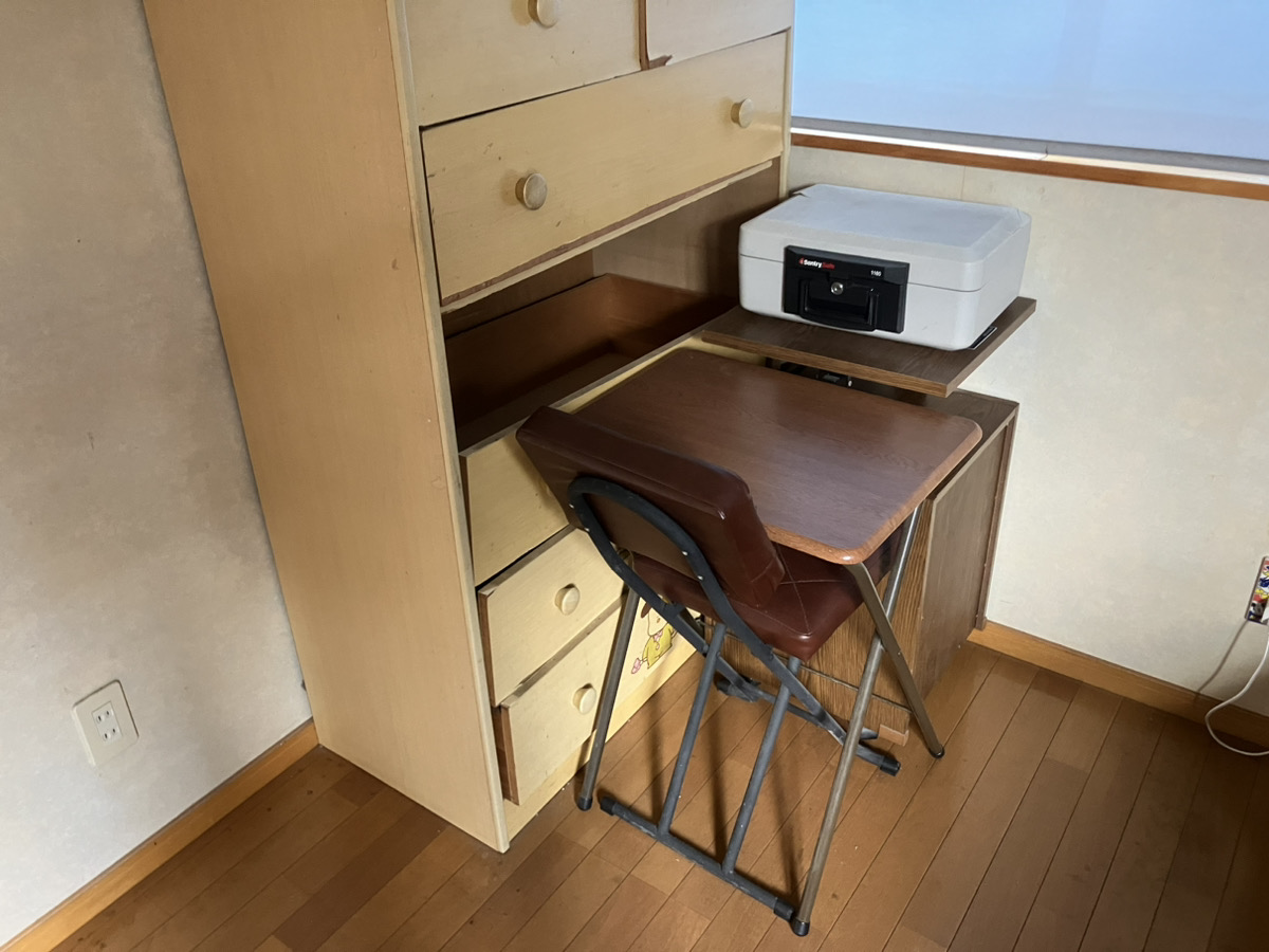 「マンションからタンスや机などの大型家具を回収しました」作業写真