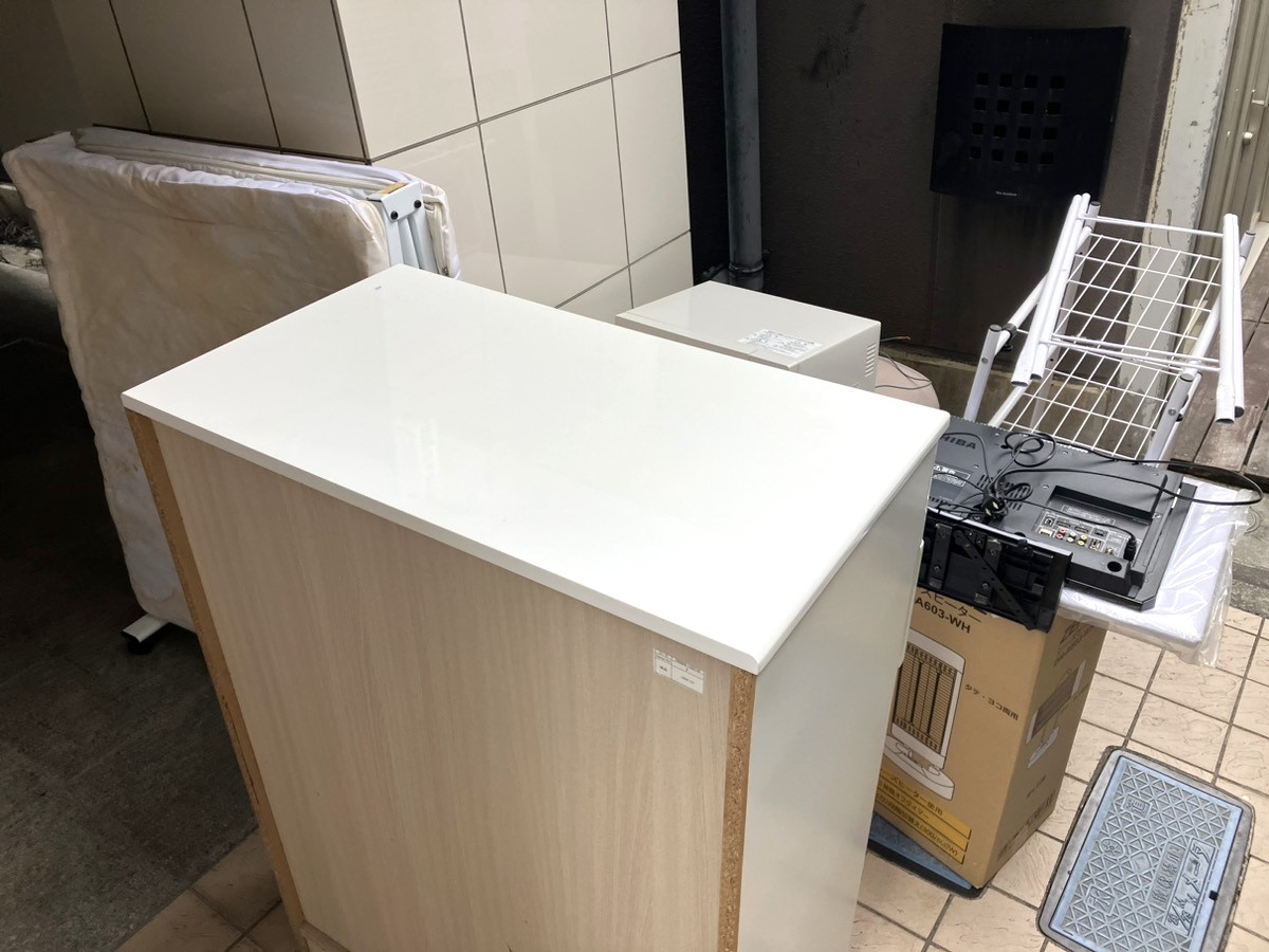 「棚や折り畳みベッドなどの家具・家電をまとめて回収しました」作業写真