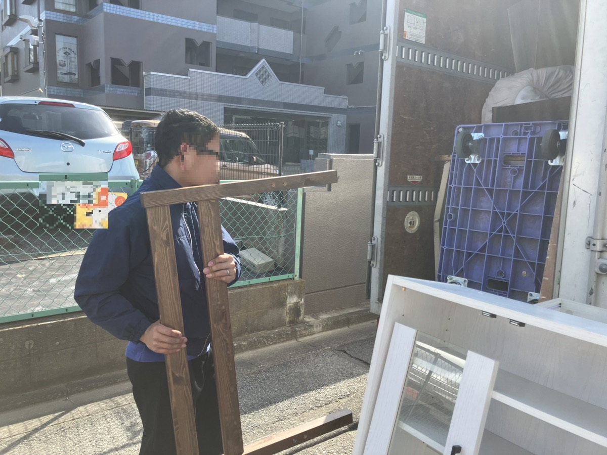 「アパート退去に伴う大量の家財一式をまとめて回収しました」作業写真