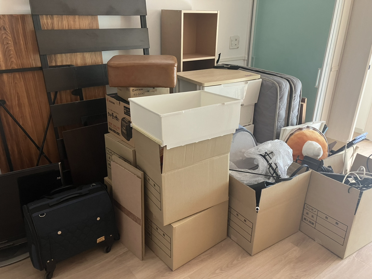 「引越し前の不用品を仕分け不要でまとめて回収しました」作業写真