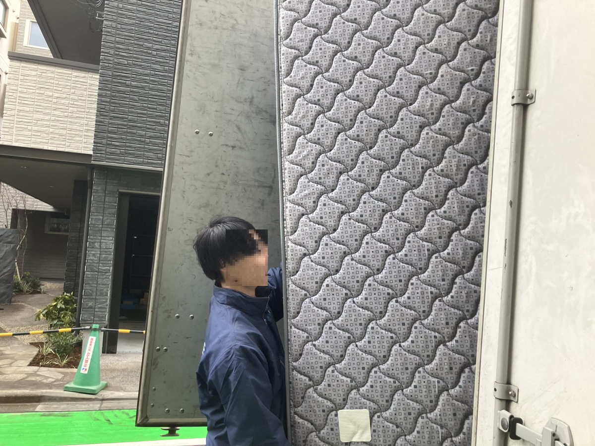 「マンションから大型のベッドとマットレスを回収しました」作業写真
