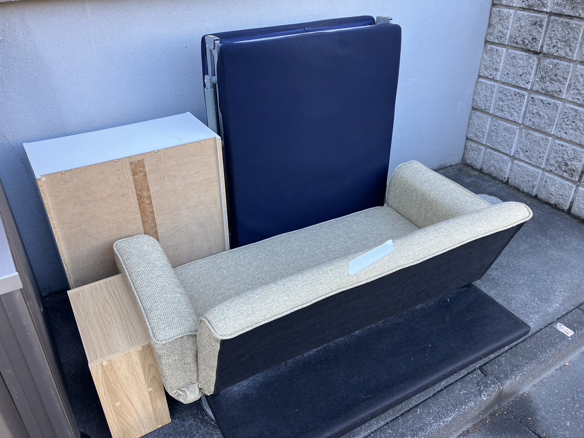 「ソファやタンスなどの大型家具をまとめて回収しました」作業写真