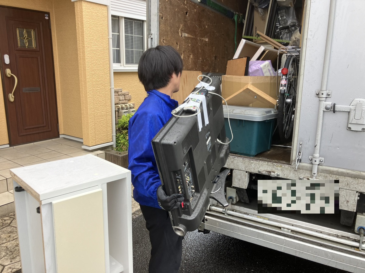 「壊れて映らなくなったテレビを回収しました」作業写真