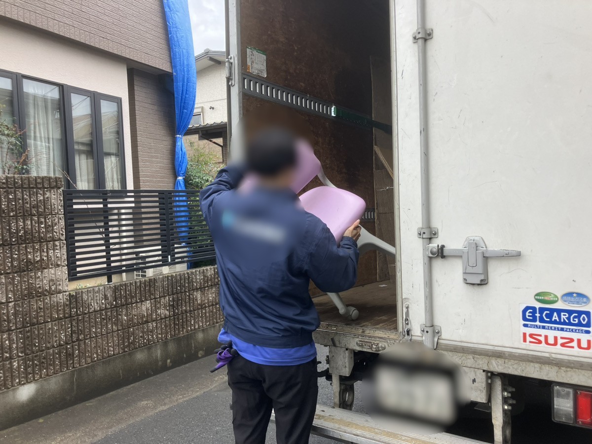 「4LDKのお家から椅子などをお引きとりしました」作業写真