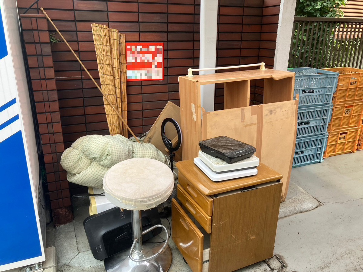 「家具や日用品などの不用品をまとめて回収しました」作業写真