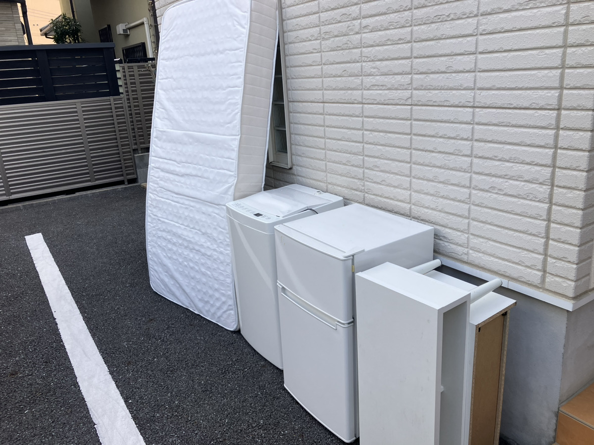 「冷蔵庫や洗濯機などの大型家電と家具を回収しました」作業写真