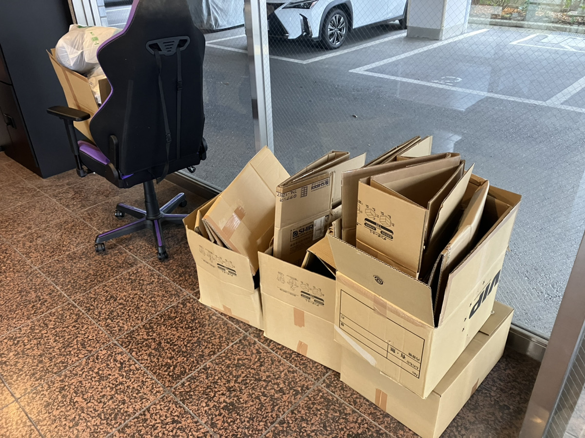 「自治体の回収日を逃した段ボールや不用品を即日で回収しました」作業写真